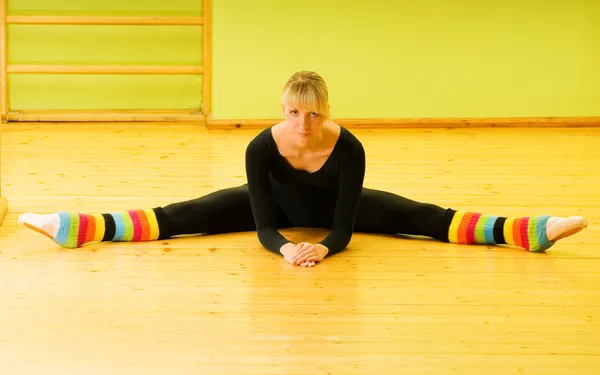 Tancerz Robi Rozciągające Ćwiczenia Podłogę — Zdjęcie stockowe