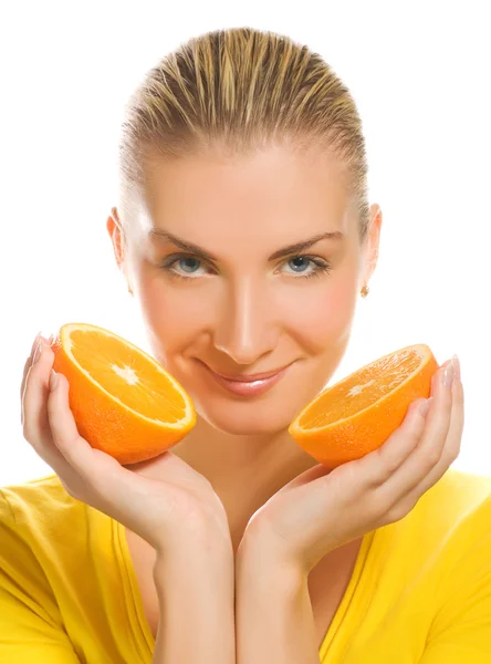 Красивая девушка с апельсином — стоковое фото