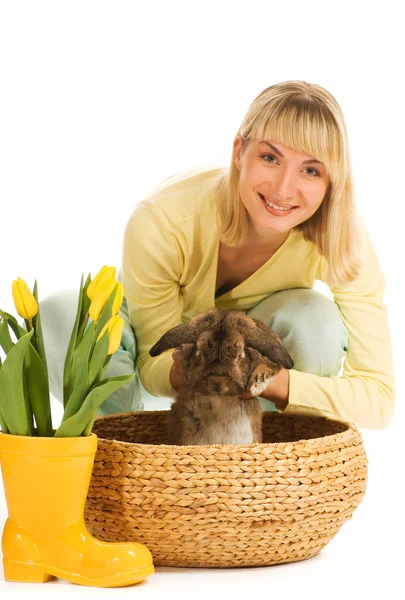 Menina brincando com coelho isolado no fundo branco — Fotografia de Stock