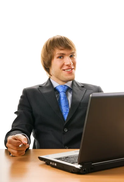 Jovem homem de negócios feliz com um laptop — Fotografia de Stock