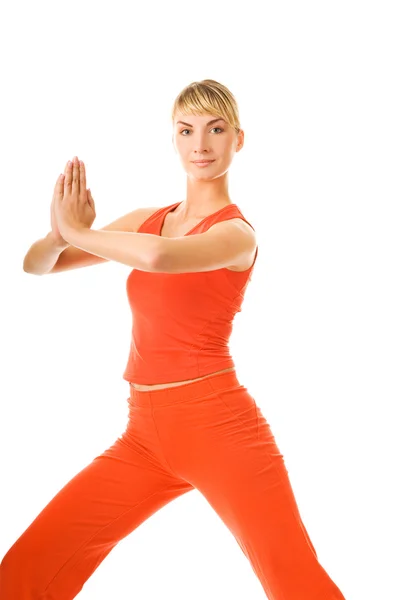 Красивая молодая женщина делает упражнения йоги изолированы на белой спине — стоковое фото