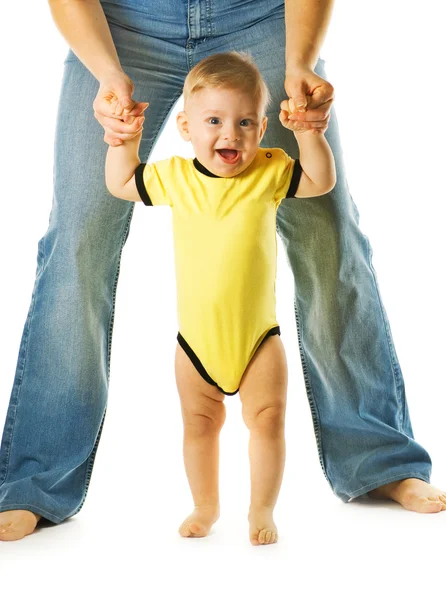 Adorable Bebé Dando Los Primeros Pasos Con Ayuda Madre —  Fotos de Stock