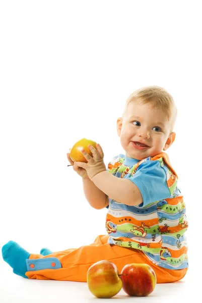 Schattige baby met verse appelen geïsoleerd op witte achtergrond — Stockfoto