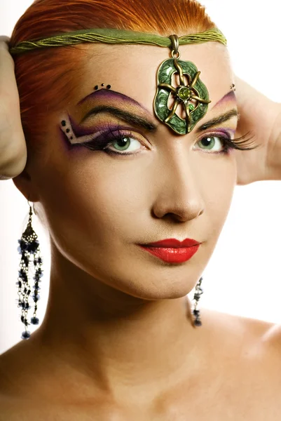 Vacker irländsk flicka med creative make-up — Stockfoto