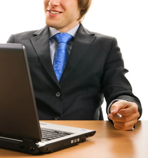 Jeune homme d'affaires heureux avec un ordinateur portable — Photo