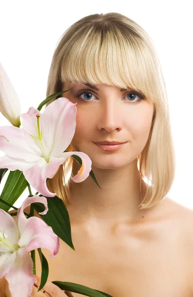 Krásná dívka s pink lily izolovaných na bílém pozadí — Stock fotografie