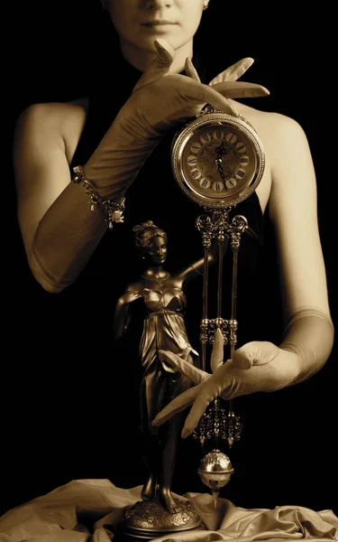 Sepia bild av en klocka och vacker ung flicka (fokus på kloc — Stockfoto