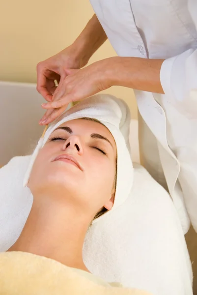Massage Cryogénique Visage Dans Salon Spa — Photo