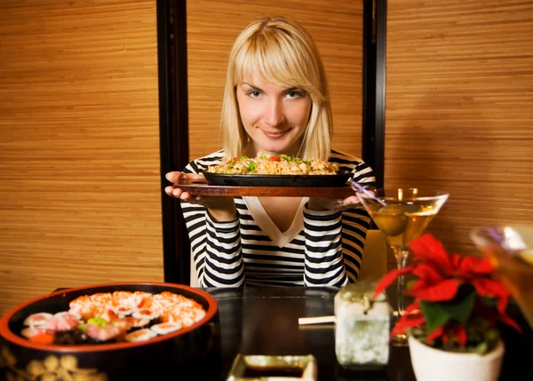 Vacker ung kvinna i en restaurang — Stockfoto