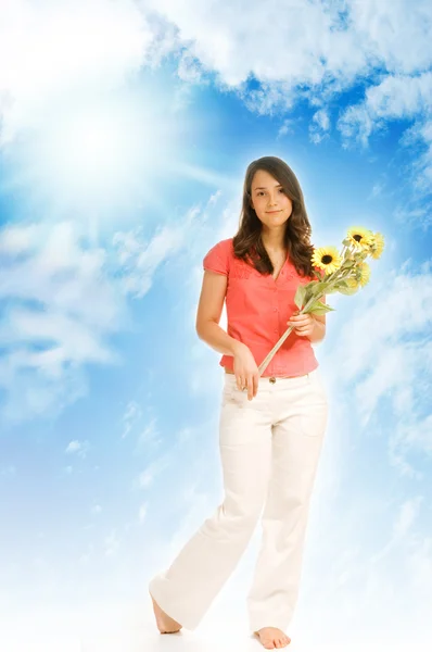 Mooie tienermeisje bos van zonnebloemen geïsoleerd bedrijf — Stockfoto