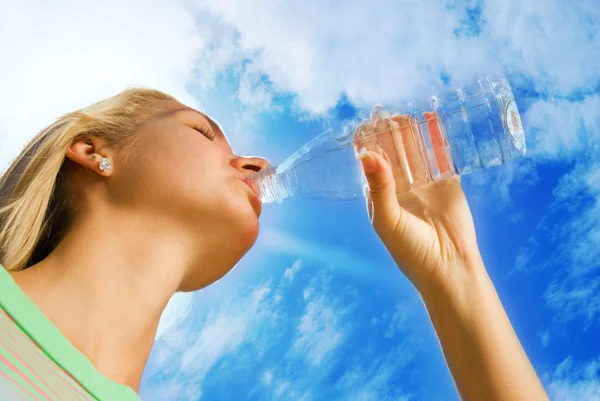 Όμορφη ξανθιά κοπέλα που πίνει νερό. — Φωτογραφία Αρχείου
