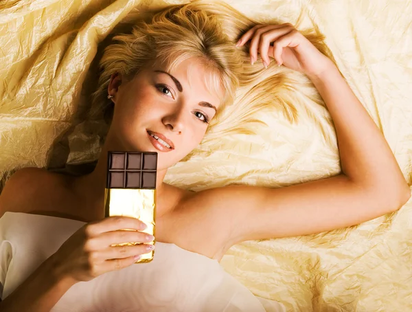 Menina bonita com um chocolate desejando close-up retrato — Fotografia de Stock