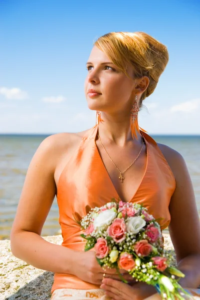 Bir buket çiçek deniz kenarında çok güzel kızıl saçlı bayanla — Stok fotoğraf