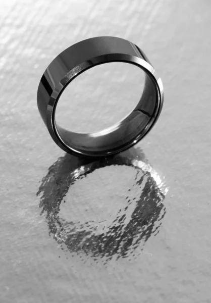 Zilveren Ring Weerspiegeld Zilveren Oppervlak — Stockfoto