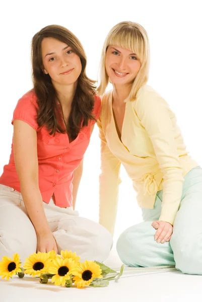 Zwei schöne Mädchen isoliert auf weißem Hintergrund — Stockfoto