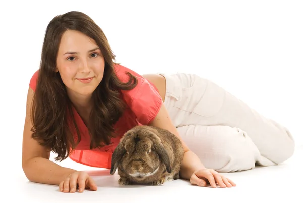 Mooie brunette meisje met konijn geïsoleerd op witte achtergrond — Stockfoto