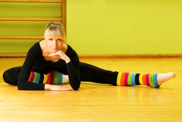 Balletdanser Stretching Oefening Een Vloer Doen — Stockfoto