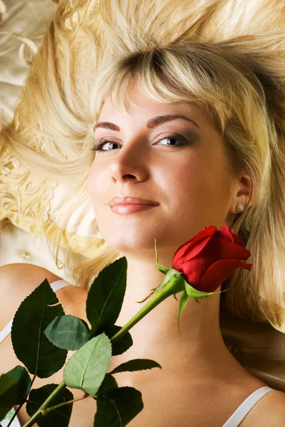 Młoda piękna kobieta z czerwona róża — Zdjęcie stockowe