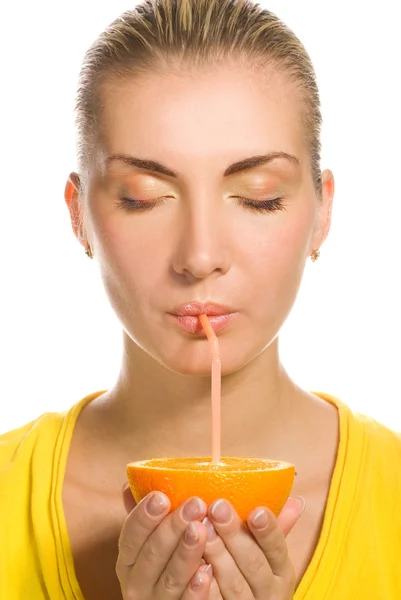 Piękna dziewczyna pije naturalny sok pomarańczowy — Zdjęcie stockowe