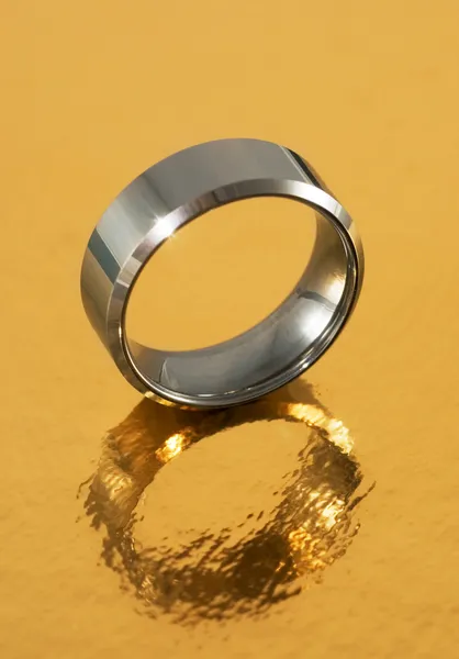 Zilveren Ring Weerspiegeld Gouden Oppervlak — Stockfoto