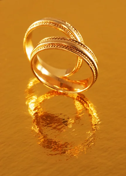 Два Золотых Обручальных Кольца — стоковое фото