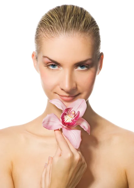 Prachtige blond meisje met orchideebloem geïsoleerd op witte backgr — Stockfoto