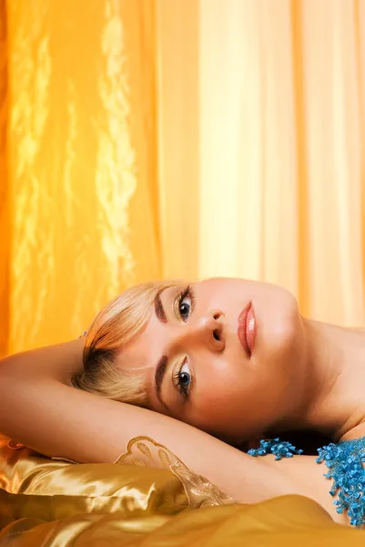 침대에 누워 있는 젊은 여자 — 스톡 사진