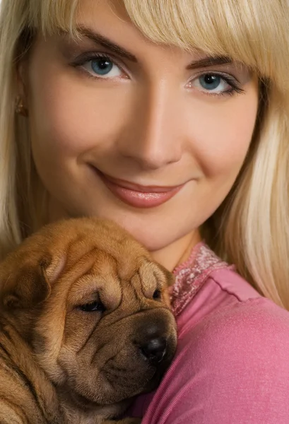 Menina bonita com cachorro sharpei — Fotografia de Stock