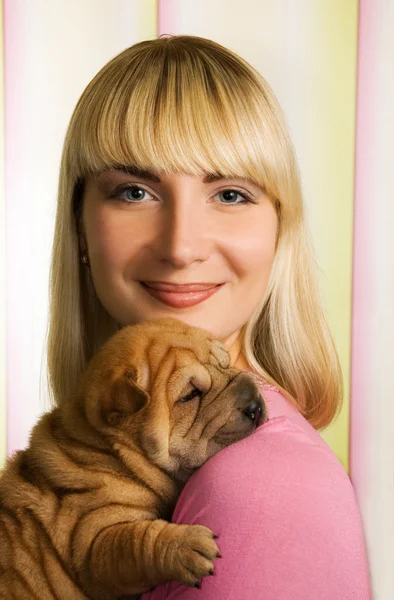Hermosa chica con sharpei cachorro —  Fotos de Stock
