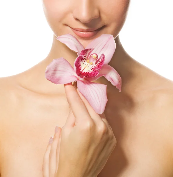 Rosto da menina com flor de orquídea isolada no fundo branco — Fotografia de Stock