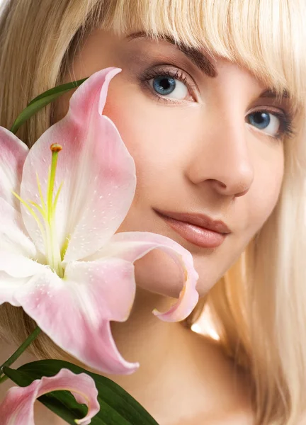 Beautuful kvinna med rosa lily — Stockfoto