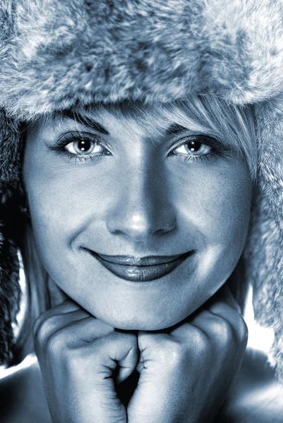 Mooi meisje in winter bont-cap (afgezwakt in blauw) — Stockfoto