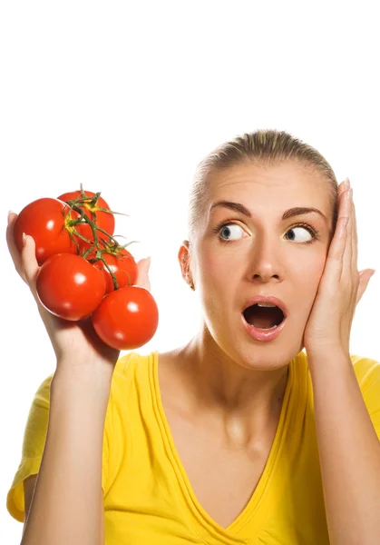 Шокированная девушка со свежими помидорами — стоковое фото