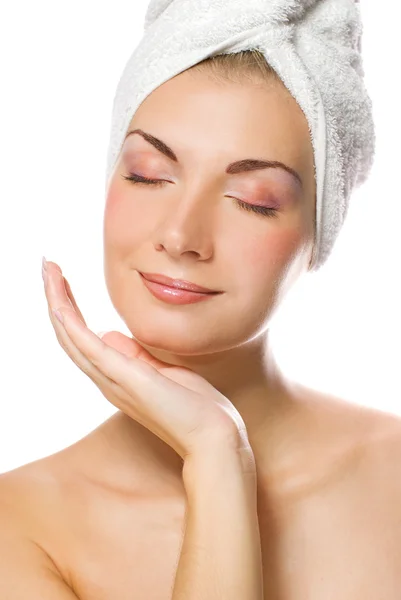 Jonge mooie dame aanbrengen vochtinbrengende crème op haar gezicht na douche — Stockfoto