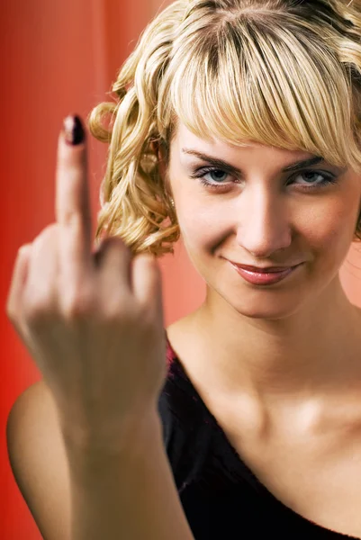 Atrakcyjna kobieta wyświetlone środkowy palec — Zdjęcie stockowe