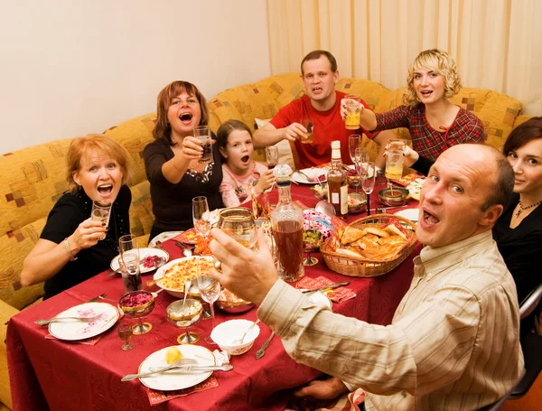 Família feliz comemorando — Fotografia de Stock