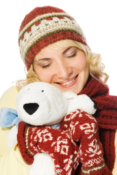 Красивая девушка в зимней одежде с игрушкой белого медведя — стоковое фото