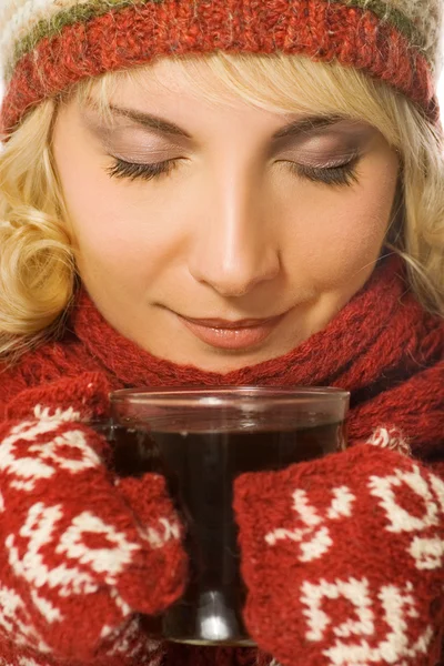 Csinos Szőke Lány Iszik Forró Teát — Stock Fotó
