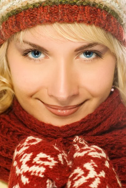 Prachtige blond meisje in winter kleding — Stockfoto