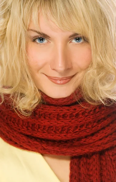 Krásná dívka s červenou šálou — Stock fotografie