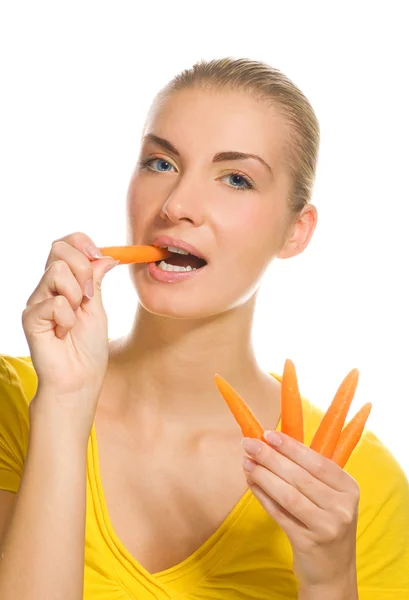 Красива дівчина їсть моркву — стокове фото