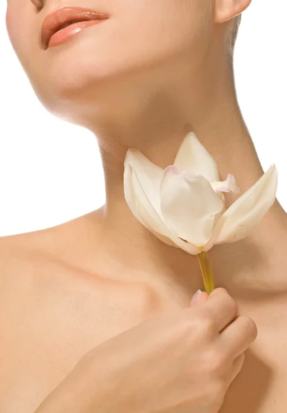 Mujer encantadora con orquídea blanca — Foto de Stock