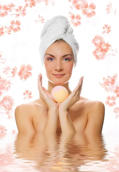 Mulher bonita com bola de banho de aroma refletida em renderizado — Fotografia de Stock