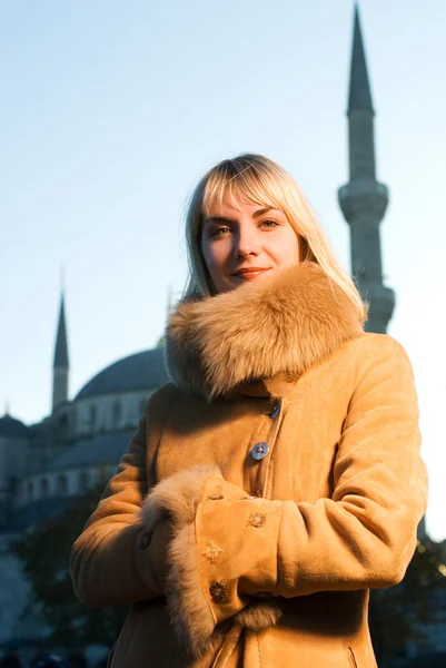 Piękna blond dziewczyna nosi płaszcz zimowy — Zdjęcie stockowe