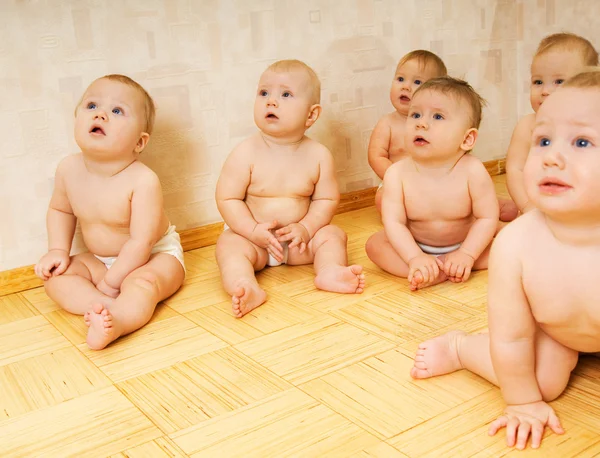 床の上に座って愛らしい幼児のグループ — ストック写真