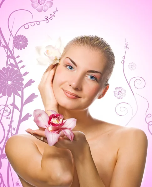Mooi Meisje Houden Twee Orchideeën Abstracte Roze Bloemen Achtergrond — Stockfoto