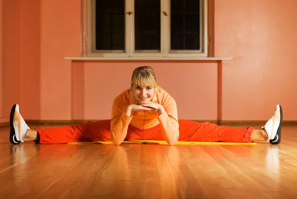 Όμορφη Γυμναστήριο Εκπαιδευτή Κάνει Διασπάσεις Ένα Πάτωμα — Φωτογραφία Αρχείου