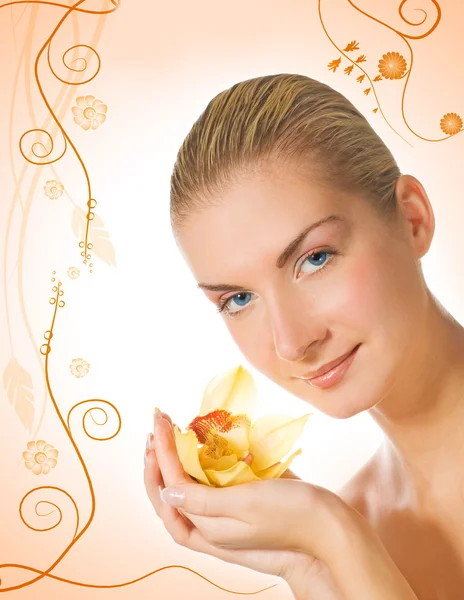 Mooi meisje met aroma Bad bal op abstract floral pagina — Stockfoto
