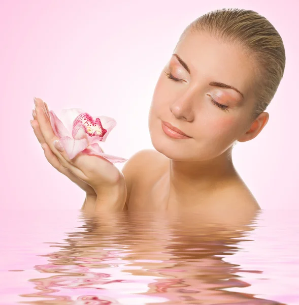 Blond girl with pink orchid reflected in rendered water — Stock Photo, Image