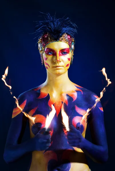 Μυστηριώδη γυναίκα με καλλιτεχνική σώμα-τέχνη χρώμα στο fir της εκμετάλλευσης — Φωτογραφία Αρχείου
